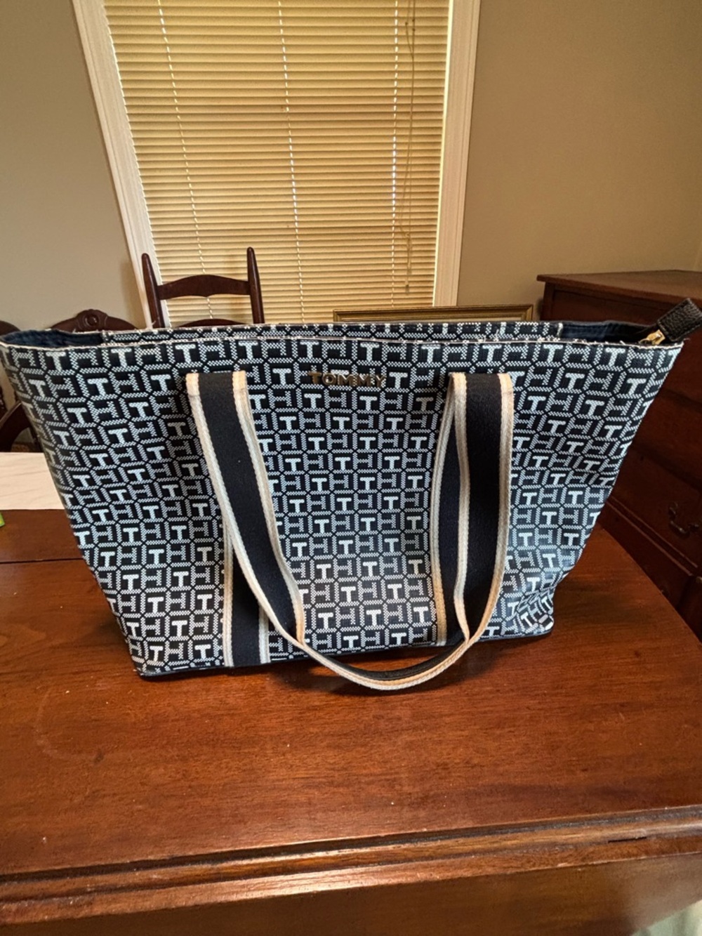 Tommy Hilfiger Tote Handbag Black And Beige 69JA452